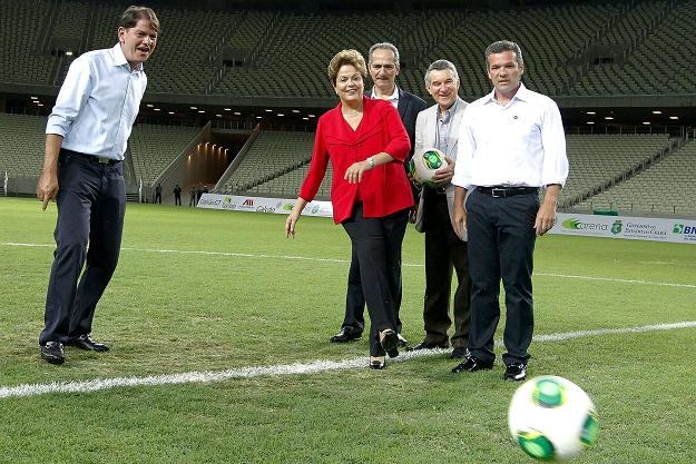 Prezydent Brazylii Dilma Rousseff( (w czerwonym żakiecie) na Arena Castelao w Fortalezie /AFP
