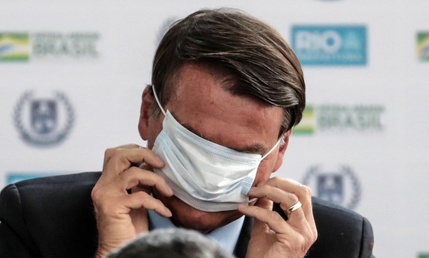Prezydent Brazylii Jair Bolsonaro podczas konferencji prasowej. Wielu brazylijskich naukowców oskarża go o podejmowanie niewłaściwych decyzji w trakcie pandemii /Antonio Lacerda /PAP/EPA