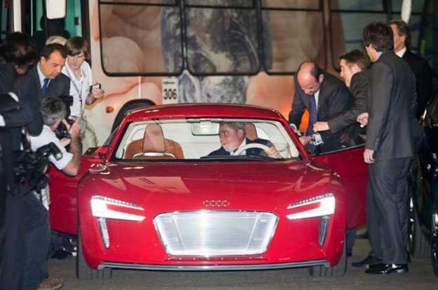 Prezydent Brazylii  Luiz Inacio Lula da Silva w pokazywanym w Rio prototypie Audi /INTERIA.PL