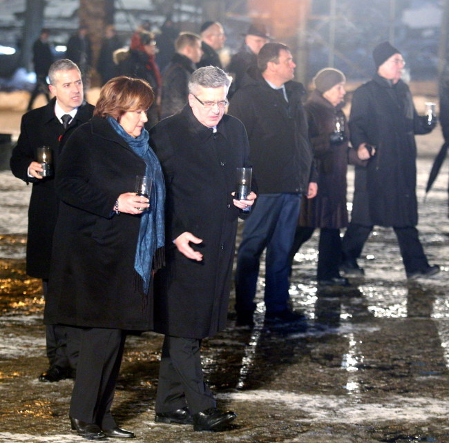 Prezydent Bronisław Komorowski (3L) z żoną Anną (2L) oraz pozostali uczestnicy uroczystości składają znicze przed Międzynarodowym Pomnikiem Ofiar Faszyzmu w Birkenau /PAP/Andrzej Grygiel    /PAP