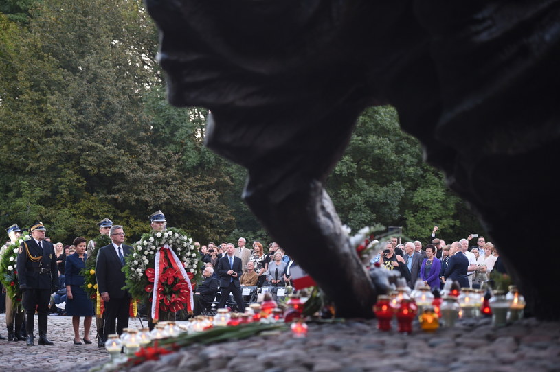 Prezydent Bronisław Komorowski (4L), prezydent Warszawy Hanna Gronkiewicz-Waltz (3L) podczas uroczystości przed Pomnikiem Polegli Niepokonani na warszawskiej Woli /Jacek Turczyk /PAP