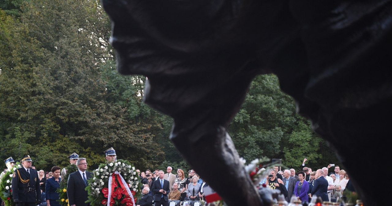 Prezydent Bronisław Komorowski (4L), prezydent Warszawy Hanna Gronkiewicz-Waltz (3L) podczas uroczystości przed Pomnikiem Polegli Niepokonani na warszawskiej Woli /Jacek Turczyk /PAP