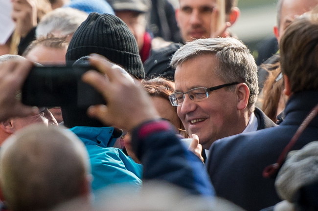 Prezydent Bronisław Komorowski (C) pozuje do zdjęcia, podczas spotkania z mieszkańcami na deptaku przy rynku w Kłodzku /Maciej Kulczyński /PAP