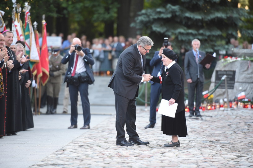 Prezydent Bronisław Komorowski (centrum L) i Wanda Traczyk-Stawska ps. Pączek (centrum P), podczas uroczystości przed Pomnikiem Polegli Niepokonani na warszawskiej Woli /Jacek Turczyk /PAP