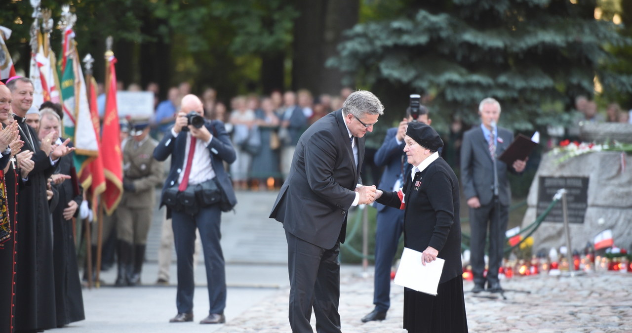 Prezydent Bronisław Komorowski (centrum L) i Wanda Traczyk-Stawska ps. Pączek (centrum P), podczas uroczystości przed Pomnikiem Polegli Niepokonani na warszawskiej Woli /Jacek Turczyk /PAP