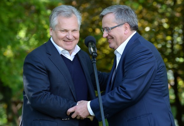 Prezydent Bronisław Komorowski i były prezydent Aleksander Kwaśniewski /Jacek Turczyk /PAP