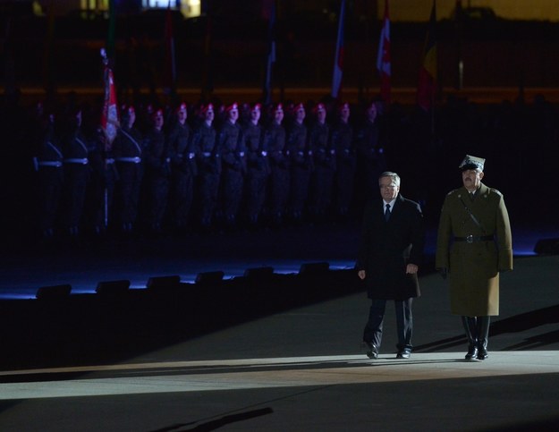Prezydent Bronisław Komorowski i dowódca Garnizonu Warszawa gen. Wiesław Grudziński (po prawej) podczas uroczystości związanych z 15. rocznicą przystąpienia Polski do NATO /Radek Pietruszka /PAP