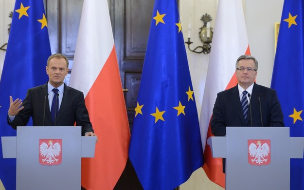 Prezydent Bronisław Komorowski i premier Donald Tusk po posiedzeniu Rady Gabinetowej /Jacek Turczyk /PAP