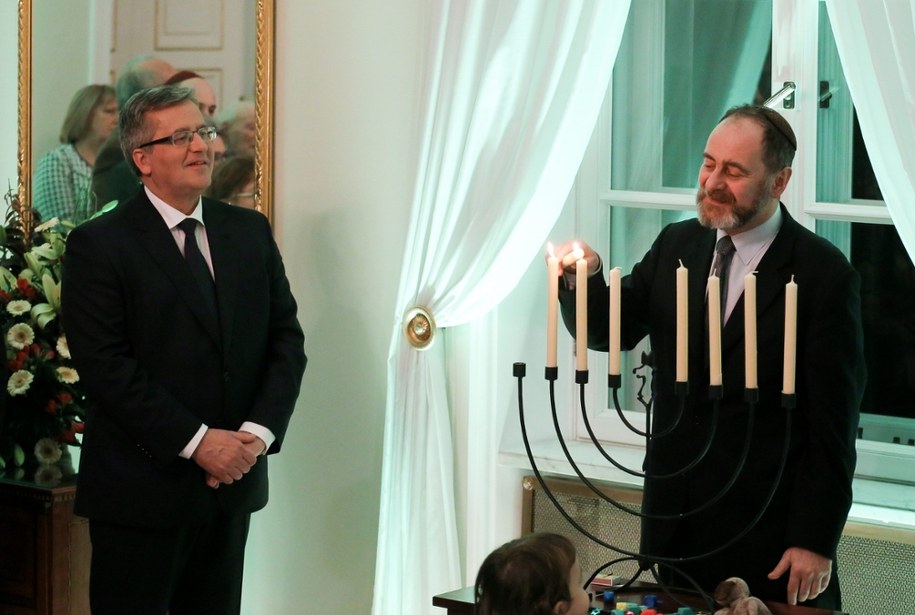 Prezydent Bronisław Komorowski i przewodniczący Gminy Wyznaniowej Żydowskiej w Warszawie Piotr Kadlcik, 3 grudnia 2013 /Paweł Supernak /PAP
