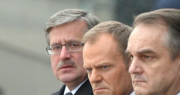 Prezydent Bronisław Komorowski (L), premier Donald Tusk i wicepremier Waldemar Pawlak /AFP