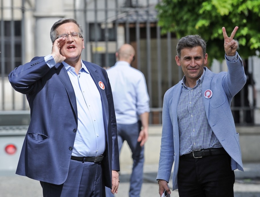 Prezydent Bronisław Komorowski (L) w towarzystwie byłęgo chodziarza Roberta Korzeniowskiego (P), podczas spaceru ulicami centrum Warszawy /Marcin Obara /PAP