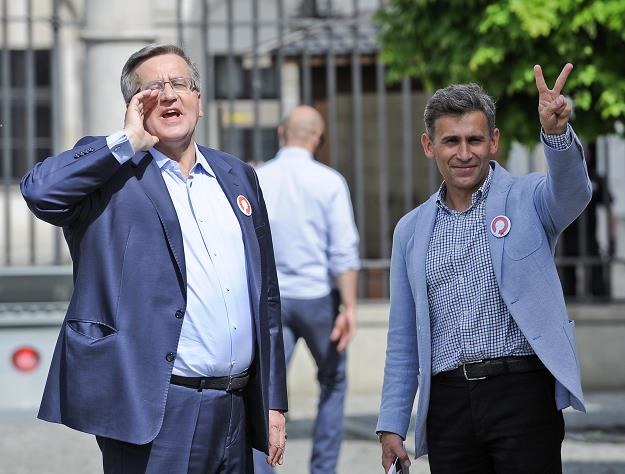 Prezydent Bronisław Komorowski (L) w towarzystwie byłego chodziarza Roberta Korzeniowskiego (P) /PAP