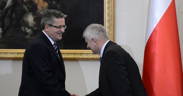 Prezydent Bronisław Komorowski (L) wita się z prezesem NBP Markiem Belką (P) /PAP