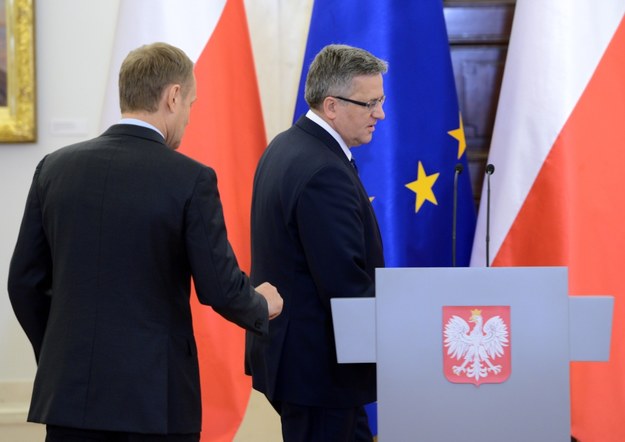 Prezydent Bronisław Komorowski (P) i premier Donald Tusk (L) /Jacek Turczyk /PAP