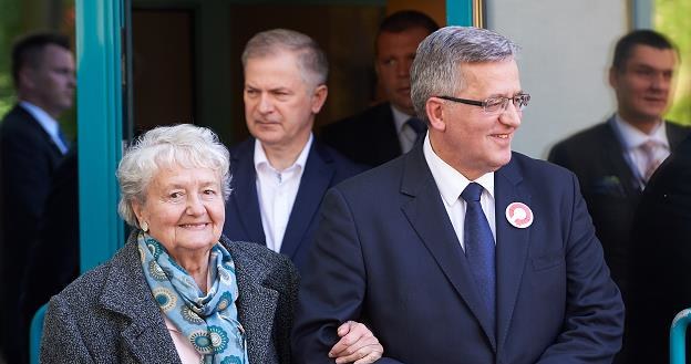 Prezydent Bronisław Komorowski (P) z mamą Jadwigą (L) /PAP