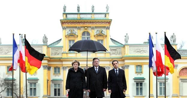 Prezydent Bronisław Komorowski pod parasolem, lecz w Europie drugiej prędkości? Fot Andrzej Iwańczuk /Reporter