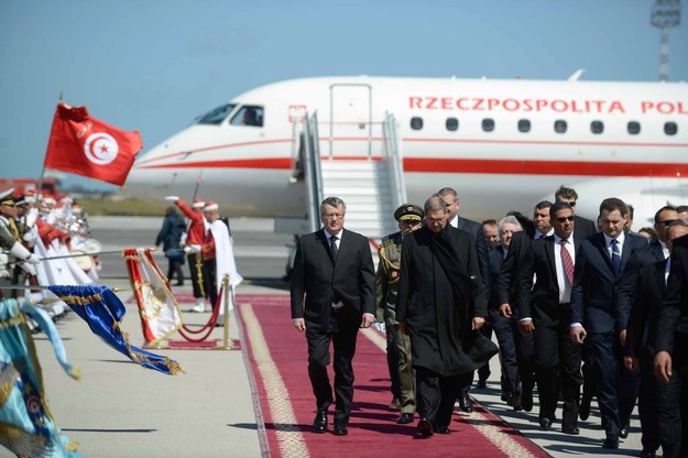 Prezydent Bronisław Komorowski podczas powitania na lotnisku w Tunisie /Jakub Kamiński   /PAP
