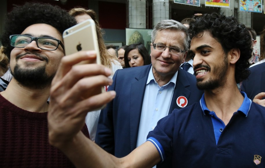 Prezydent Bronisław Komorowski podczas spaceru w okolicach stacji metra Centrum Nauki Kopernik w Warszawie /Paweł Supernak /PAP