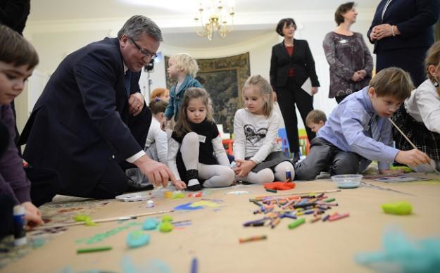 Prezydent Bronisław Komorowski podczas spotkania z dziećmi przed debatą /PAP