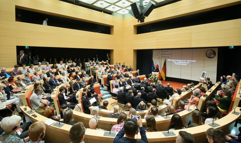 Prezydent Bronisław Komorowski podczas swojego wykładu w Berlinie /Paweł Supernak /PAP