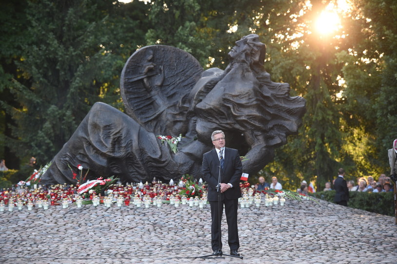 Prezydent Bronisław Komorowski podczas uroczystości przed Pomnikiem Polegli Niepokonani na warszawskiej Woli /Jacek Turczyk /PAP
