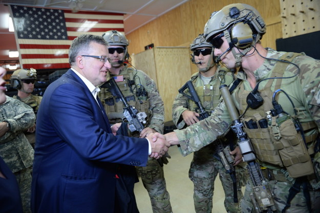 Prezydent Bronisław Komorowski podczas wizyty w bazie wojskowej Fort Bragg /Jacek Turczyk /PAP