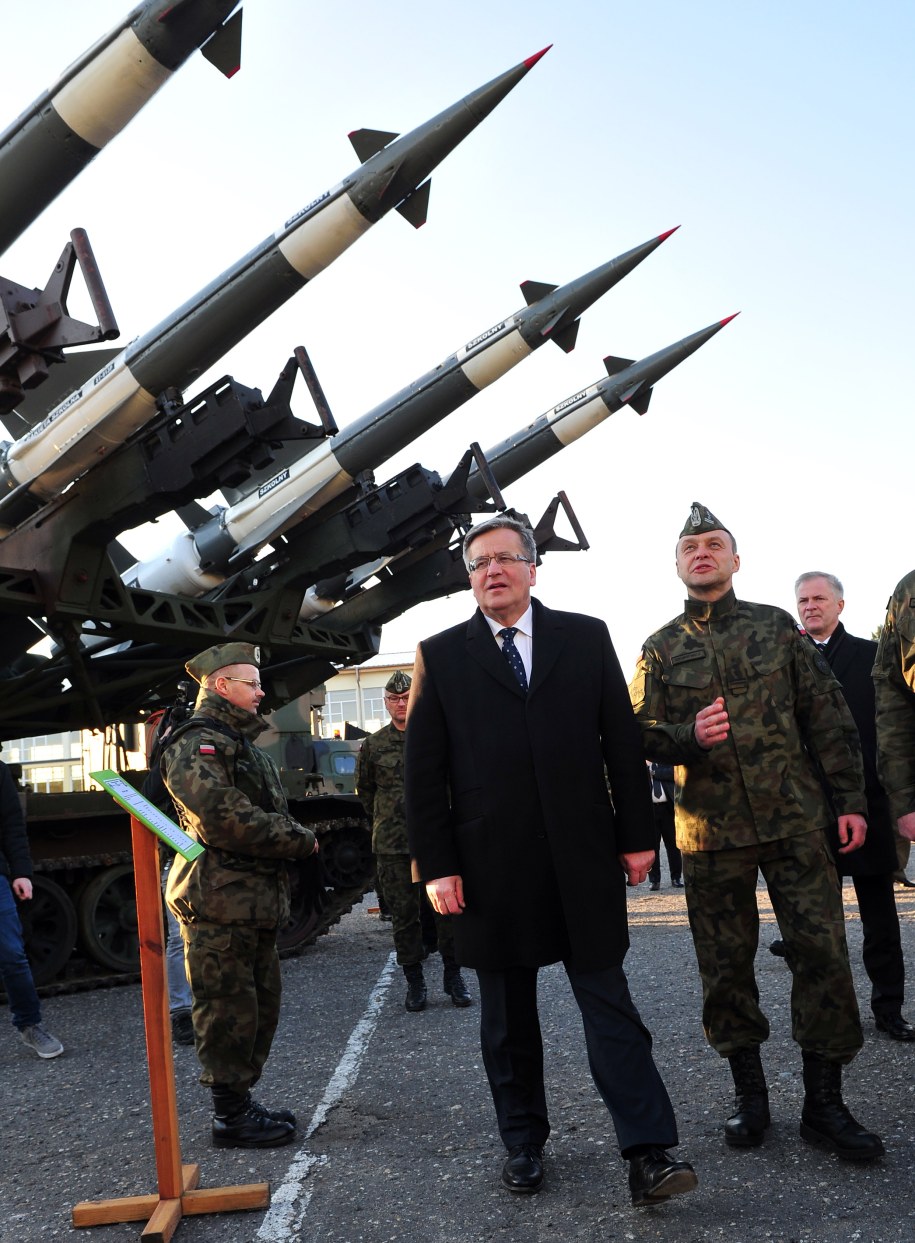 Prezydent Bronisław Komorowski podczas wtorkowej wizyty w Centrum Szkolenia Sił Powietrznych im. Romualda Traugutta w Koszalinie /Marcin Bielecki /PAP