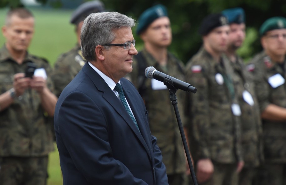 Prezydent Bronisław Komorowski przemawia podczas apelu przed rozpoczęciem 49. Marszu Szlakiem I Kompanii Kadrowej /Jacek Bednarczy /PAP