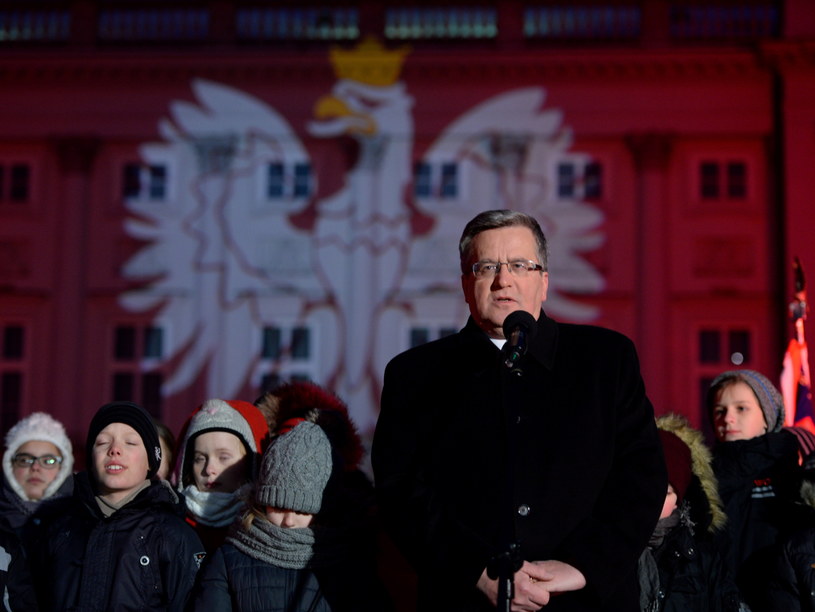 Prezydent Bronisław Komorowski przemawia podczas zapalenia okolicznościowej iluminacji na fasadzie Pałacu Prezydenckiego w Warszawie /Jacek Turczyk /PAP