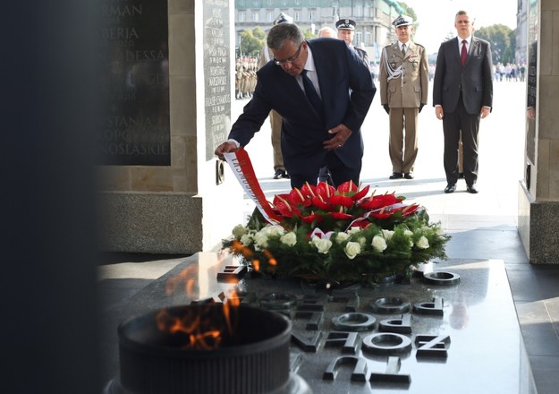 Prezydent Bronisław Komorowski składa kwiaty na płycie Grobu Nieznanego Żołnierza /Rafał Guz (PAP) /PAP