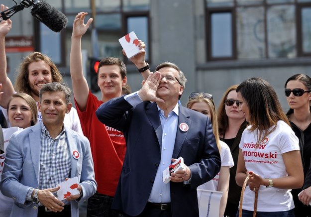 Prezydent Bronisław Komorowski w towarzystwie byłego chodziarza Roberta Korzeniowskiego (po lewej) podczas spaceru ulicami centrum Warszawy /Marcin Obara /PAP