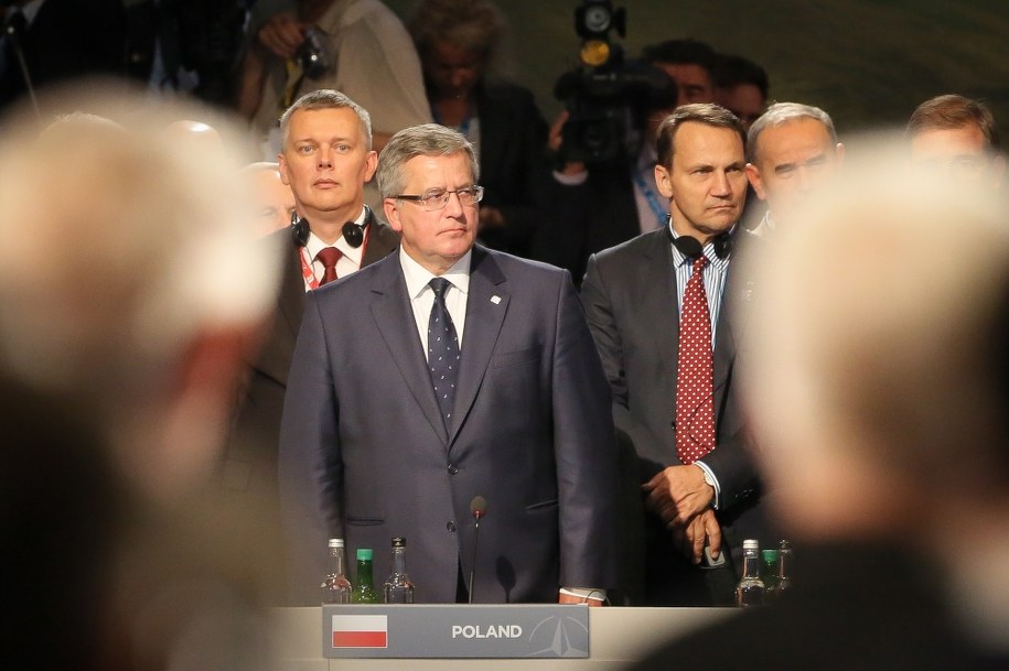 Prezydent Bronisław Komorowski z ministrem spraw zagranicznych Radosławem Sikorskim (po prawej) i ministrem obrony Tomaszem Siemoniakiem na szczycie NATO w Newport /Paweł Supernak /PAP