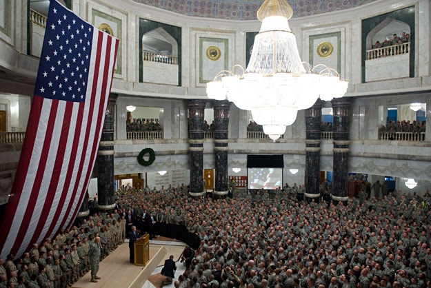 Prezydent Bush spotyka się z żołnierzami w Camp Victory. Wcześniej w tym budynku urzędował S. Husajn /INTERIA.PL