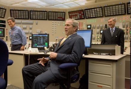 Prezydent Bush z wizytą w elektrowni atomowej w stanie Alabama. /AFP
