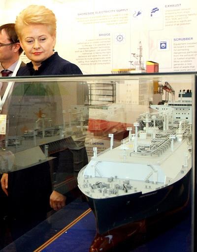 Prezydent Dalia Grybauskaite i model pływającego terminalu LNG /AFP