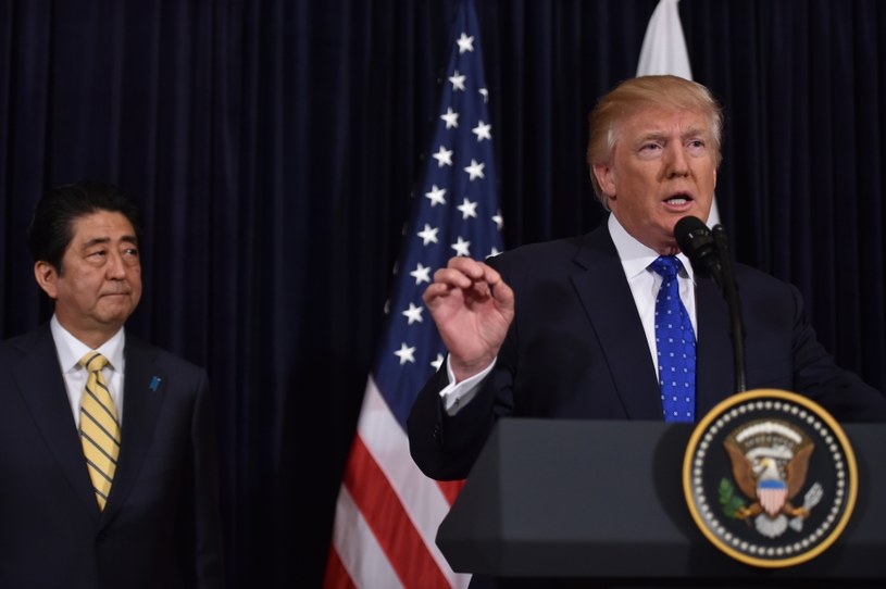 Prezydent Donald Trump i premier Shinzo Abe /NICHOLAS KAMM /AFP