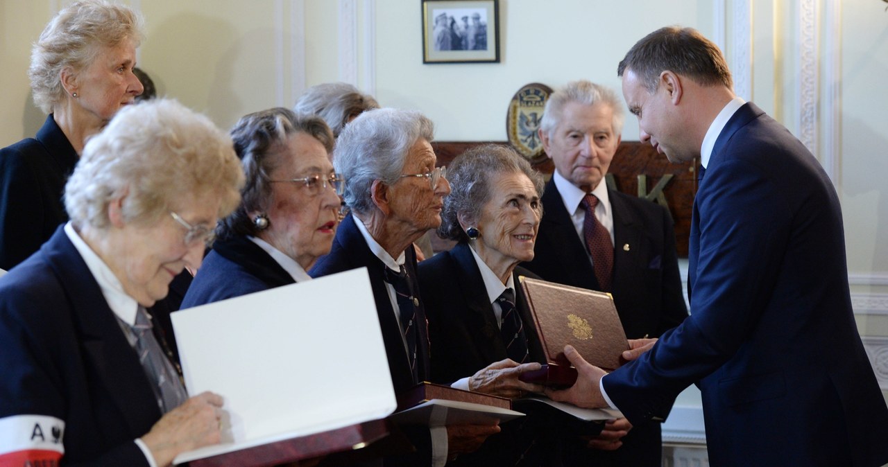 Prezydent Duda wręczył nominacje na wyższe stopnie oficerskie czterem sanitariuszką z Powstania Warszawskiego, od lewej: Halinie Kwiatkowskiej, Marzennie Schejbelt, Marii Stapf i Teresie Tarkowskiej /Jacek Turczyk /PAP