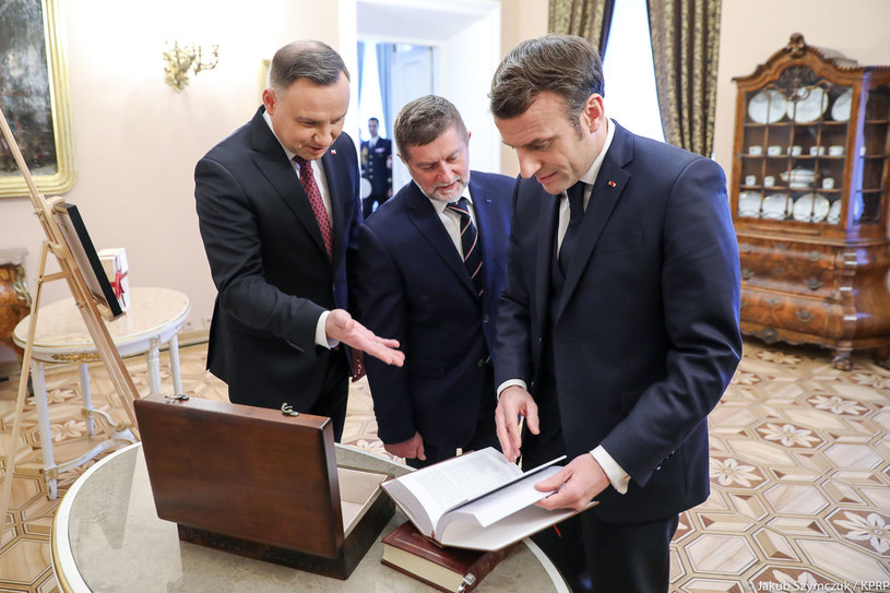Prezydent Duda wręczył prezydentowi Macronowi prezent /Jakub Szymczuk/KPRM /