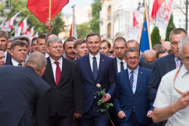 Prezydent elekt Andrzej Duda (C) i poseł PiS Marek Suski (centrum-L), podczas przemarszu deptakiem Stefana Żeromskiego, pod pomnik Lecha i Marii Kaczyńskich w Radomiu /Michał Walczak /PAP