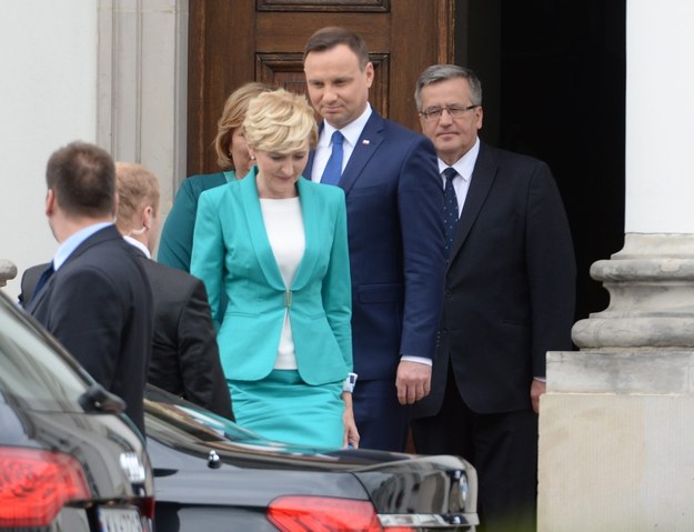 Prezydent elekt Andrzej Duda i jego żona Agata oraz urzędujący prezydent Bronisław Komorowski i jego żona Anna po spotkaniu w Belwederze (22 czerwca) /Jacek Turczyk /PAP