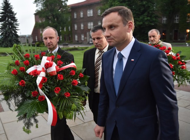Prezydent elekt Andrzej Duda złożył w poniedziałek kwiaty na grobie Lecha i Marii Kaczyńskich /Jacek Bednarczyk /PAP