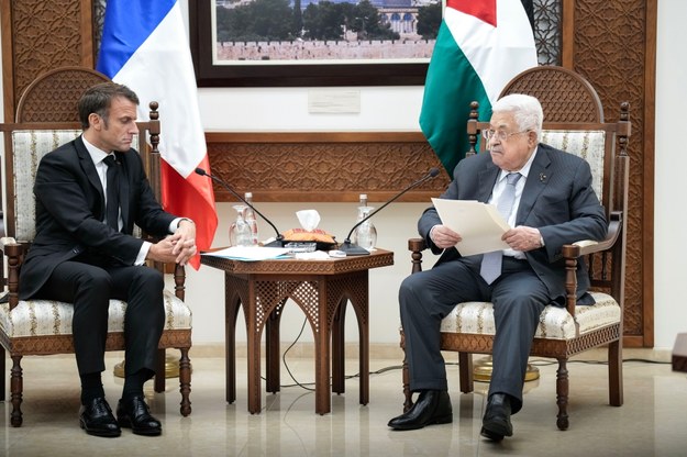Prezydent Emmanuel Macron i prezydent Autonomii Palestyńskiej Mahmud Abbas /CHRISTOPHE ENA / POOL /PAP/EPA