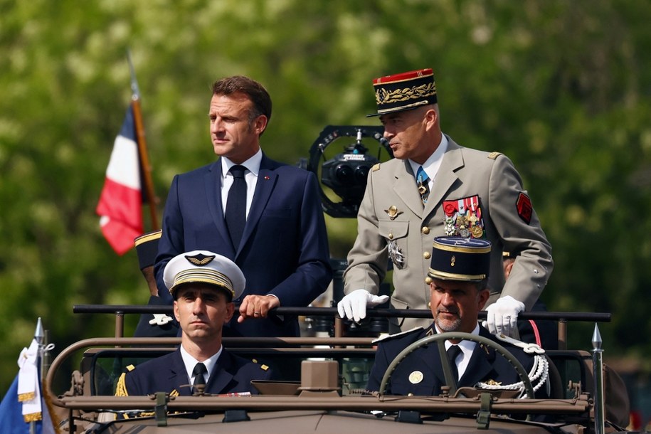 Prezydent Emmanuel Macron i szef Sztabu Generalnego sił zbrojnych Francji Thierry Burkhard /Abdul Saboor  /PAP/EPA