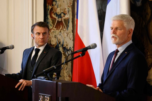 Prezydent Emmanuel Macron (L) i prezydent Petr Pavel (P) podczas konferencji w Pradze /LUDOVIC MARIN /East News