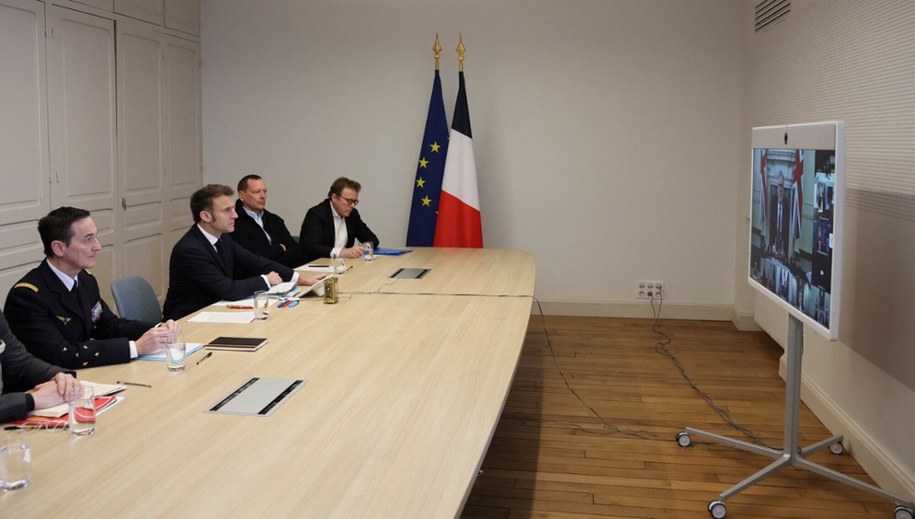 Prezydent Emmanuel Macron podczas wideokonferencji poświęconej wojnie w Ukrainie /KIRAN RIDLEY/AFP /East News