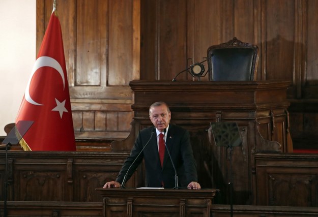 Prezydent Erdogan przemawiający podczas pierwszego spotkania swojej kancelarii /Umit Bektas /PAP/EPA