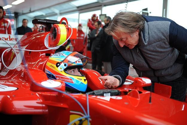 Prezydent Ferrari Luca di Montezemolo rozmawia z Fernando Alonso /AFP
