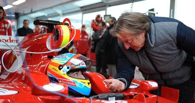 Prezydent Ferrari Luca di Montezemolo rozmawia z Fernando Alonso /AFP