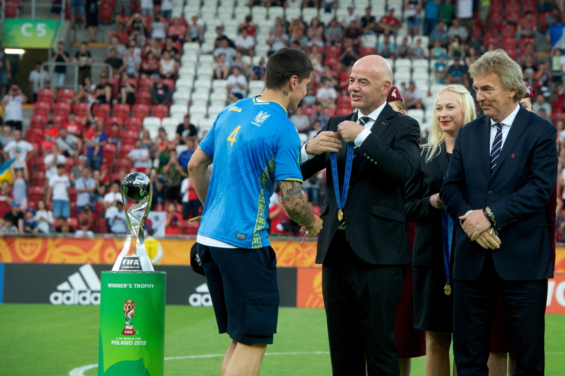 MŚ U-20. Jak wypadł turniej w Polsce? Prezydent FIFA Gianni Infantino z prezesem PZPN-u Zbigniewem Bońkiem podczas ceremonii wręczania medali. / Grzegorz Michałowski /PAP