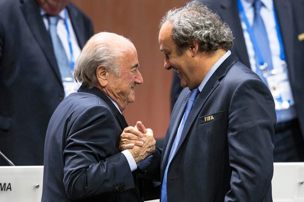 Prezydent FIFA Sepp Blatter odbiera gratulacje od szefa UEFA Michela Platiniego po wyborze na kolejną kadencję (29 maja 2015) /PATRICK B. KRAEMER /PAP/EPA